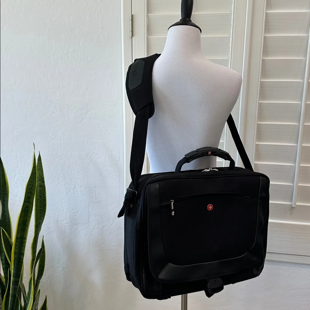 SWISS GEAR WENGER BUSINESS LAPTOP MESSENGER BAG NUMEROUS COMPARTMENTS 4 STORAGE